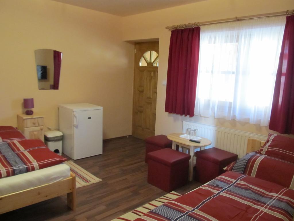 Tavi Feszek Vendeghaz Hotel Bank  Room photo