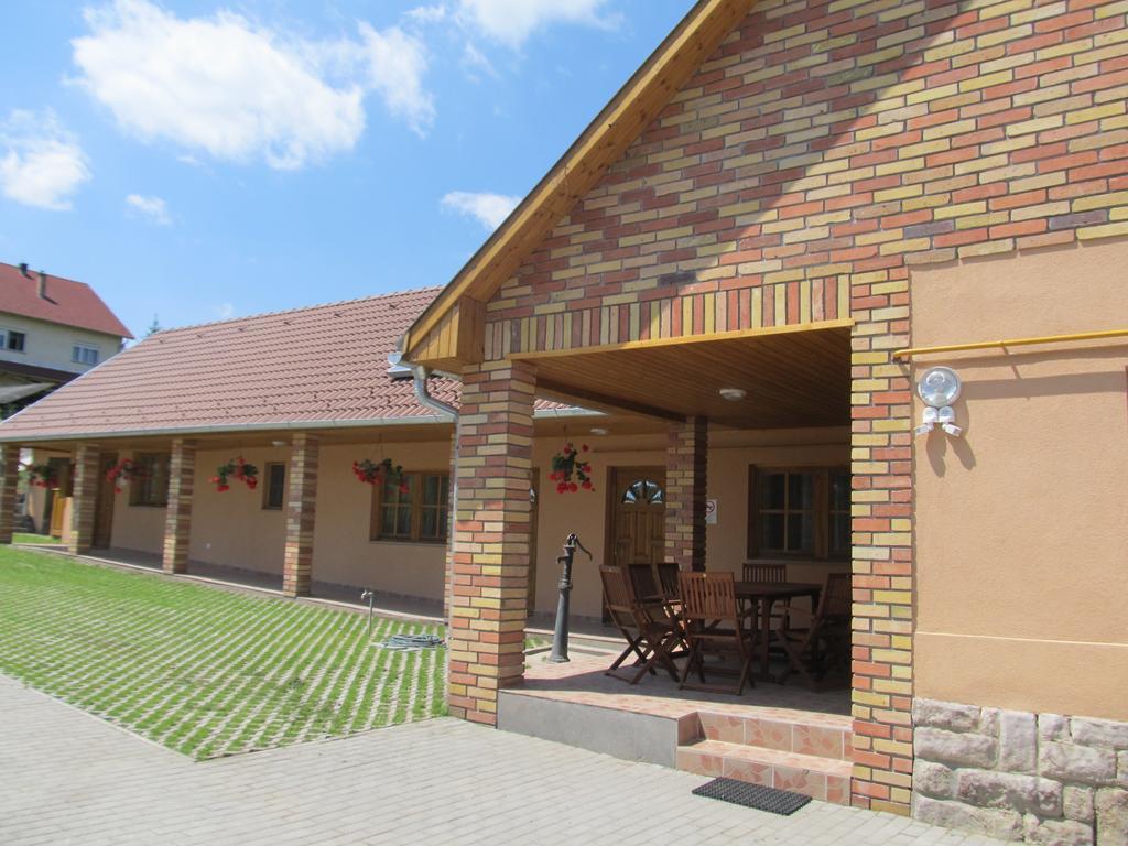 Tavi Feszek Vendeghaz Hotel Bank  Exterior photo
