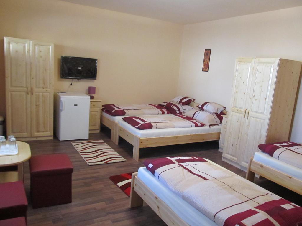 Tavi Feszek Vendeghaz Hotel Bank  Room photo