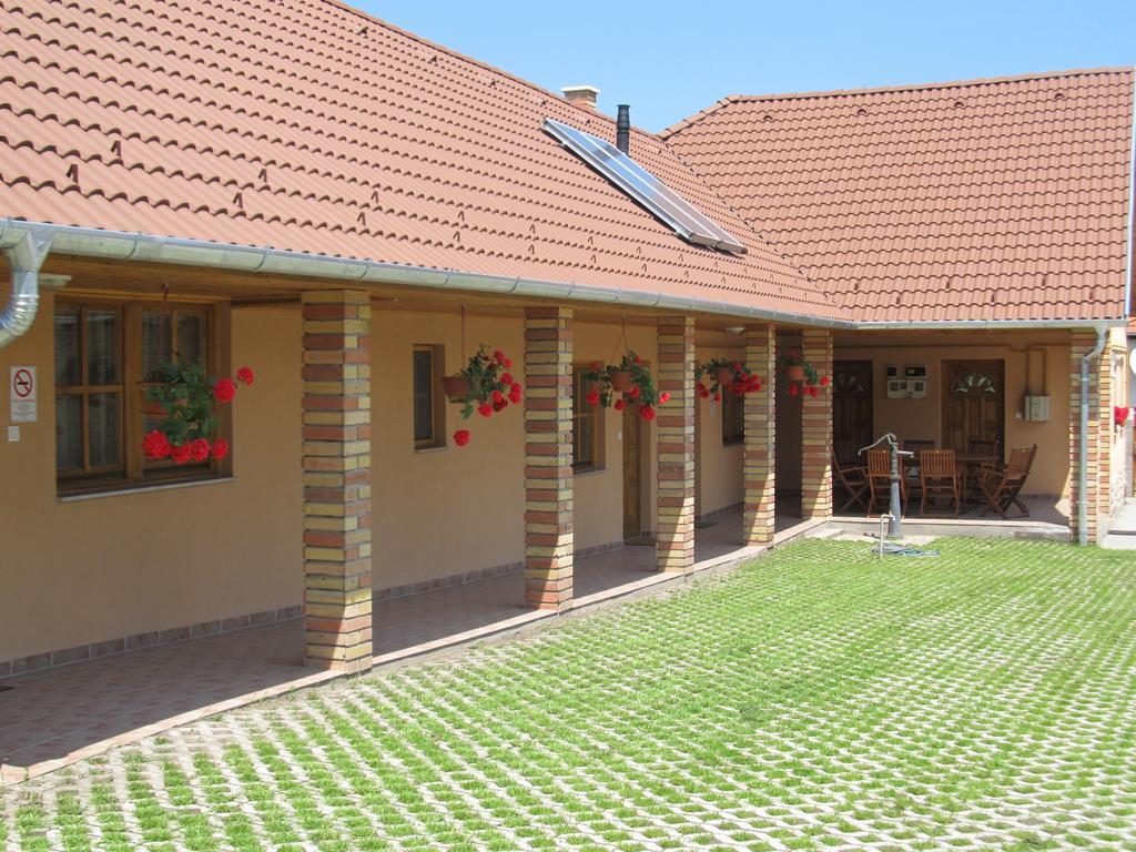 Tavi Feszek Vendeghaz Hotel Bank  Exterior photo